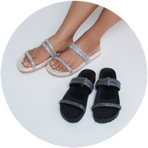 Sandálias em cores diferentes e estilos