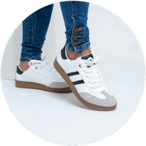 Tênis branco com detalhes em preto